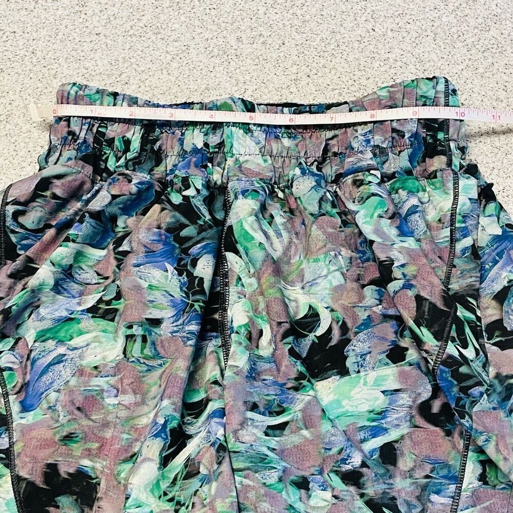 Lululemon Track That Mid-Rise Short 5" Rapid Flourish Multi Size 2 - Picture 4 of 11